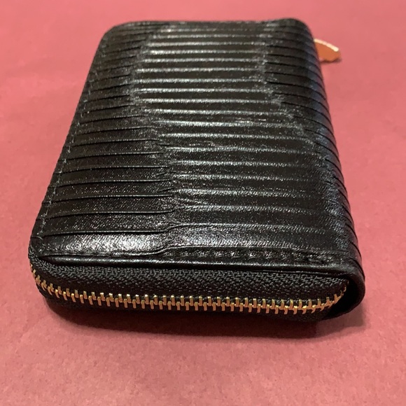 Black Shiny Faux Leather Pleated Wallet (6x1x4 in) - Picture 9 of 12